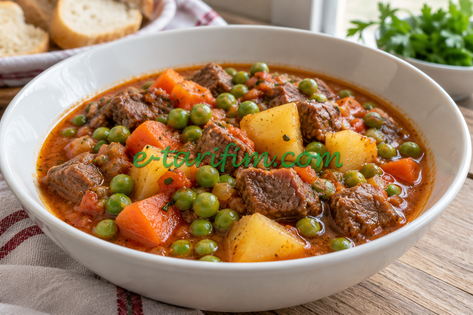 Dana eti, bezelye, patates ve havuçla hazırlanmış etli bezelye; temsili yemek görseli