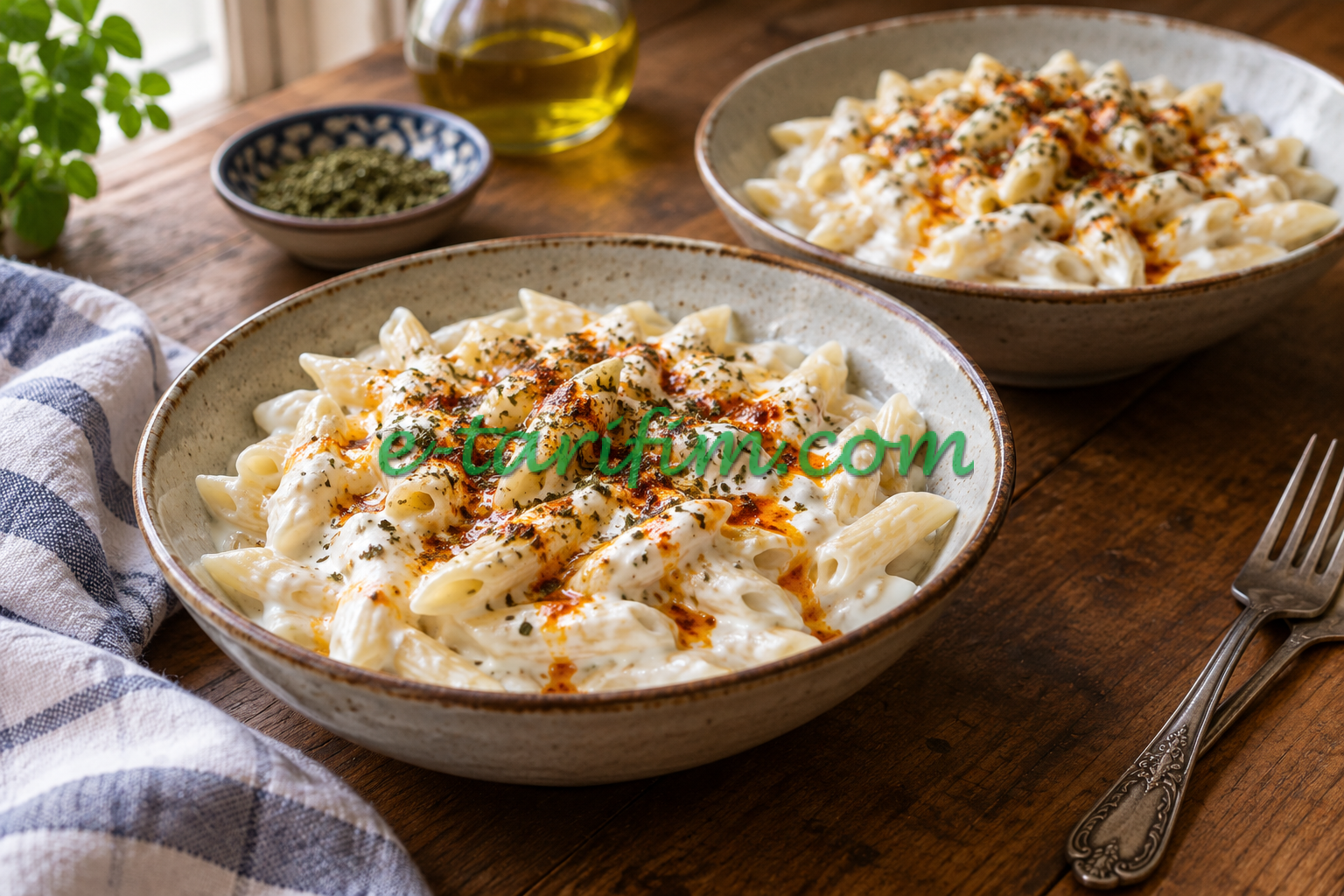 Sarımsaklı yoğurt ve biberli tereyağıyla iki tabak penne makarna